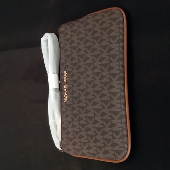 Michael Kors Jet Set LARGE Logo Wristlet NWT 8.5 x 5.5 GREAT PRICE - Picture 2 of 7
